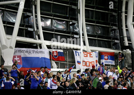 Football - UEFA Euro 2012 - qualification - Groupe B - République d'Irlande / Slovaquie - Stade Aviva. Les fans slovaques applaudissent de leur côté dans les tribunes Banque D'Images