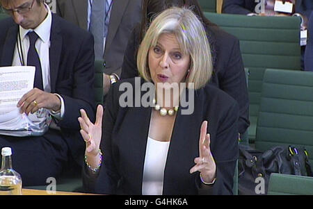 La secrétaire à l'intérieur Theresa May donne des preuves sur les troubles de police à grande échelle à la suite des émeutes au Comité spécial des affaires intérieures de la Chambre des communes de Portcullis, à Londres. Banque D'Images