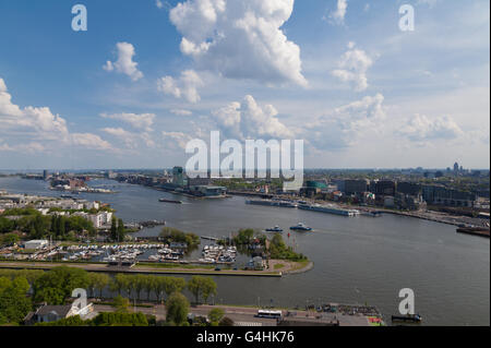 La rivière IJ avec son port de plaisance et à l'arrière-plan Amsterdam et une belle partie nuages néerlandais Banque D'Images