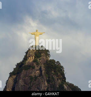 Statue du Christ à Rio de Janeiro, surplombant la ville. Monument Banque D'Images