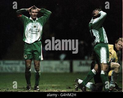 Steve Scott (à gauche) et Kevan Brown de Yeovil semblent déprimés alors que l'équipe de non-ligue sort de la coupe FA, perdant 2-1 à Cardiff dans leur troisième répétition à Yeovil. Le gardien de Cardiff Jon Hallworth (en bas à droite) regarde dessus. Banque D'Images