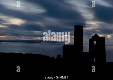 Papule Coates Tin Mine à Chapel Porth, au crépuscule, avec des nuages derrière Banque D'Images