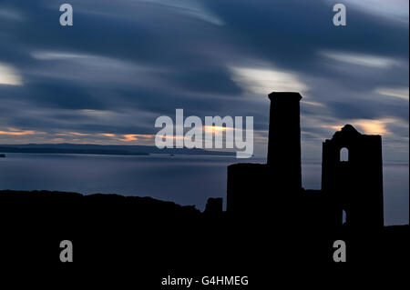 Papule Coates Tin Mine à Chapel Porth, au crépuscule, avec des nuages derrière Banque D'Images