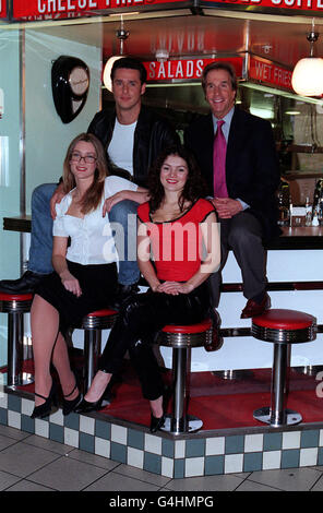 Henry Winkler, le Fonz original de la série télévisée Happy Days & L/R: Katie Verner, Craig Urbani et Lisa Kay lors d'une séance photo dans l'Ouest de Londres End la veille de la première mondiale d'une nouvelle comédie musicale Happy Days au Churchill Theatre de Bromley, Kent. Banque D'Images