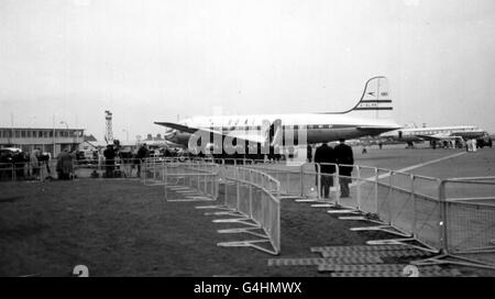 La scène à l'aéroport d'Heathrow de Londres comme la nouvelle reine de Grande-Bretagne, la reine Elizabeth II (anciennement la princesse Elizabeth) arrive avec le duc d'Édimbourg après un voyage au Kenya après la mort du roi George VI Banque D'Images