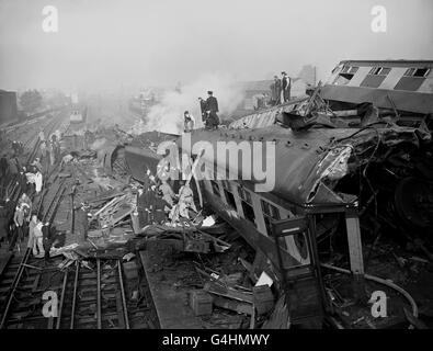 La scène à la suite d'un triple accident de train à la gare de Harrow et Wealdstone. Un train express de Perth a heurté un train local dans la gare, puis un train express allant d'Euston à Liverpool a frappé les autocars déraillés. on estime que 100 personnes sont mortes. Banque D'Images