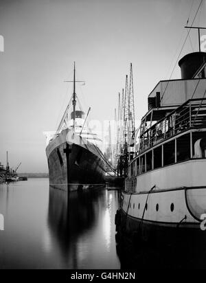 La Reine Elizabeth illuminée, située à Southampton Docks, pour la deuxième nuit de la grève des membres de son équipage. Banque D'Images