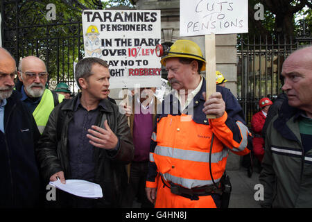 Les gens avant le profit TD Richard Boyd Barrett parle aux travailleurs de Tara Mines à Co Meath picketing contre la pension Levi à Leinster House, Dublin comme le retour de TD à la Dail après le congé d'été aujourd'hui. Banque D'Images