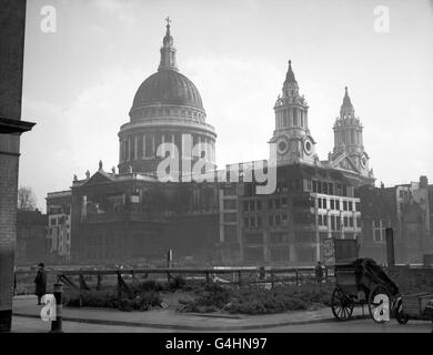 Vue depuis Warwick Lane, montrant les dégâts causés par la bombe de Luftwaffe pendant la Seconde Guerre mondiale autour de la cathédrale Saint-Paul. Banque D'Images