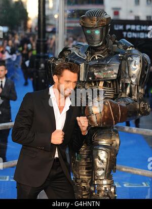 Hugh Jackman arrive pour la première de Real Steel à l'Empire Leicester Square, Londres. Banque D'Images