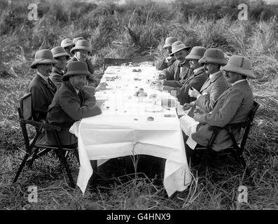 Roi George V déjeuner dans la jungle au Népal lors d'un tir de tigre. Le roi était au Népal comme invité du roi népalais. Banque D'Images