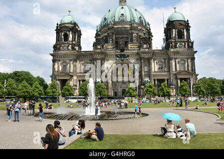 La cathédrale Berliner Dom ( ) en face du parc Lustgarten Mitte Berlin Allemagne Banque D'Images