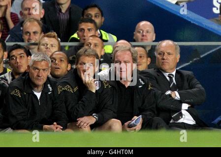 Soccer - Carling Cup - troisième tour - Chelsea / Fulham - Stamford Bridge.Martin Jol, directeur de Fulham (à droite) sur la ligne de contact Banque D'Images