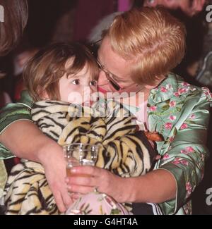 Paula Yates, personnalité du showbusiness, et sa fille Heavenly Hirani Tiger Lily, regardent le spectacle de la passerelle fantôme au Musée d'histoire naturelle pendant la semaine de la mode de Londres. Banque D'Images