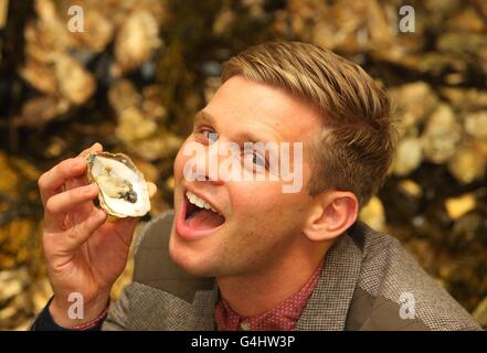 Jeff Brazier, le célèbre papa et présentateur de télévision, lance la campagne Proxeed plus pour sensibiliser les hommes à la fertilité, posant avec des huîtres de nourriture super au marché de Billingsgate, dans l'est de Londres. Banque D'Images