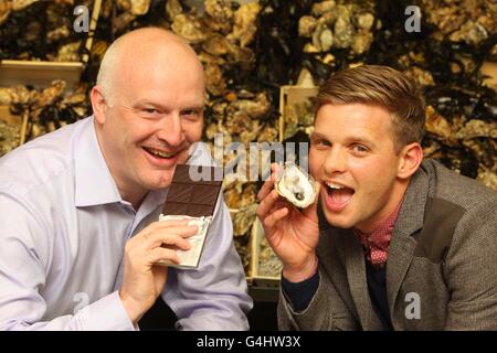 Jeff Brazier (R) et le Dr Allan Pacey (L) lancent la campagne Proxeed plus pour sensibiliser les hommes à la fertilité, posant avec la fertilité des super aliments huîtres et chocolat au marché de Billingsgate, dans l'est de Londres. Banque D'Images