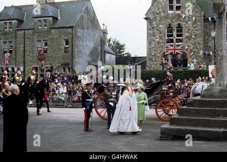 La reine Elizabeth II étant accueillie par l'évêque de Llandaff, le Rév. John Worthington Poole-Hughes, alors qu'elle arrive avec le duc d'Édimbourg à la cathédrale de Llandaff, Cardiff, pour un service national d'action de grâces lors de la tournée du Jubilé d'argent du pays de Galles. Banque D'Images