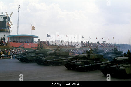 Des chars défilent devant le dais avec des fusils trempés en hommage lors de la revue du Jubilé d'argent de l'armée britannique du Rhin par la reine Elizabeth II à Sennelager, en Allemagne de l'Ouest. Banque D'Images