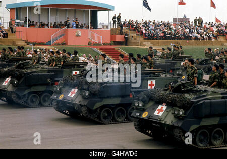 Ambulances blindées passant par la reine Elizabeth II lors de la revue du Jubilé d'argent de l'armée britannique du Rhin à Sennelager, Allemagne de l'Ouest. Banque D'Images