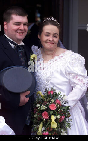 Omagh bombardant les survivants, Donna Marie Keyes et Garry McGillion après leur mariage à l'église du Sacré-cœur d'Omagh. La nièce de M. McGillion, Breda, qui devait être leur fille de fleur, était l'une des 29 personnes tuées par la bombe en décembre 1998. Banque D'Images