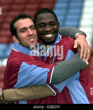 L'ancien joueur de Sheffield mercredi Paolo Di Canio (à gauche) et l'ancien joueur de Lens Marc-Vivien Foe, à Upton Park après avoir signé pour West Ham United. Banque D'Images