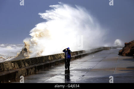 Des gales et des marées hautes balaient la côte à Blackpool tandis que les vestiges de l'ouragan Katia frappent les côtes britanniques. Banque D'Images