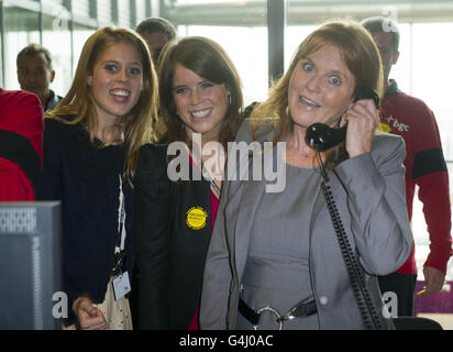 Sarah, duchesse de York avec ses filles, la princesse Eugénie (au centre) et la princesse Beatrice, sur le plancher de négociation lors de la 7e Journée annuelle de charité du partenaire de la BGC, à Churchill place, à Canary Wharf, à l'est de Londres. Banque D'Images