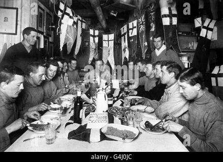 Le capitaine Robert Falcon Scott et les membres de l'expédition britannique malheureuse en Antarctique pour atteindre le pôle Sud, profitant de sa dernière fête d'anniversaire. Assis troisième à partir de la gauche est Apsley Cherry-Garrard qui croyait (à tort) que les pingouins étaient le lien manquant entre les oiseaux et les dinosaures. Banque D'Images