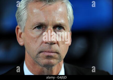 Soccer - Barclays Premier League - Queens Park Rangers v Newcastle United - Loftus Road. Alan Pardew, directeur de Newcastle United Banque D'Images