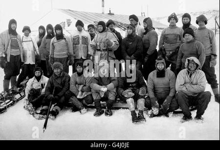 Le capitaine Robert Falcon Scott RN (centre, portant de la balalave) et les membres de l'expédition britannique malheureuse en Antarctique.Scott et ses compagnons ont atteint le pôle Sud mais ont été battus contre lui par les Norvégiens dirigés par Amundsen.Ils ont péri sur le voyage de retour. Banque D'Images