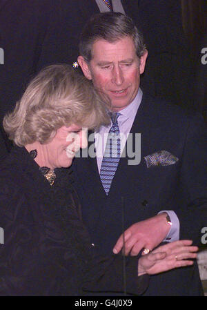 Le Prince de Galles et son compagnon de longue date Camilla Parker Bowles quittent l'hôtel Ritz à Londres après avoir assisté à la fête du 50e anniversaire de la sœur de Camilla, Annabel Elliott. C'est la première fois que les couplesont apparus ensemble en public. Banque D'Images