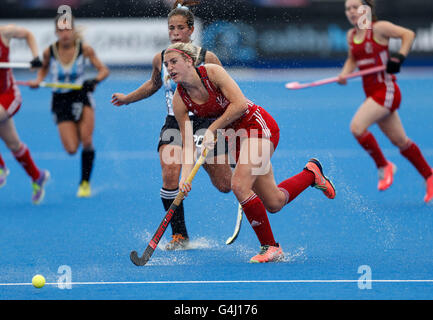 Great Britain's Lily Owsley pendant le match de poule entre l'Argentine et la Grande-Bretagne lors de la première journée de la FIH Women's Champions trophy au Queen Elizabeth Olympic Park, Londres. ASSOCIATION DE PRESSE Photo. Photo date : Samedi 18 Juin, 2016. Voir l'ACTIVITÉ DE HOCKEY Histoire de Londres. Crédit photo doit se lire : Paul Harding/PA Wire. RESTRICTIONS : usage éditorial uniquement, pas d'utilisation commerciale sans autorisation préalable, veuillez contacter PA Images pour plus de renseignements : Tél :  +44 (0) 115 8447447. Banque D'Images