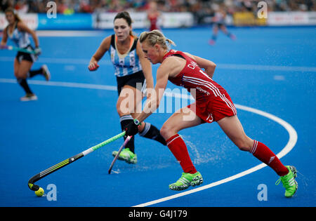 La société britannique Alex Danson au cours de la piscine match entre l'Argentine et la Grande-Bretagne lors de la première journée de la FIH Women's Champions trophy au Queen Elizabeth Olympic Park, Londres. ASSOCIATION DE PRESSE Photo. Photo date : Samedi 18 Juin, 2016. Voir l'ACTIVITÉ DE HOCKEY Histoire de Londres. Crédit photo doit se lire : Paul Harding/PA Wire. RESTRICTIONS : usage éditorial uniquement, pas d'utilisation commerciale sans autorisation préalable, veuillez contacter PA Images pour plus de renseignements : Tél :  +44 (0) 115 8447447. Banque D'Images