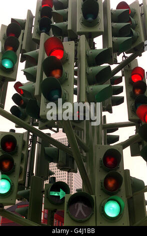 Une sculpture créée par l'artiste anglo-français Pierre vivant dans l'est de Londres. Fabriqué à partir de 75 jeux de feux de signalisation spécialement fabriqués et finalisés en vert, il est le résultat d'un concours international organisé par l'Agence des commissions des arts publics. Banque D'Images