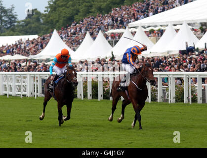 Churchill (droite) monté par Ryan Moore gagne le Chesham stakes pendant cinq jours de Royal Ascot, 2016 à Ascot Racecourse. Banque D'Images