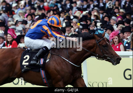 Churchill (droite) monté par Ryan Moore gagne le Chesham stakes pendant cinq jours de Royal Ascot, 2016 à Ascot Racecourse. Banque D'Images