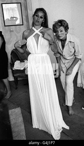 L'actrice Ursula Andress essaie une robe en mousseline, conçue par Julie Harris (à droite), pour une séquence dans le film James Bond 'Casino Royale'. Banque D'Images