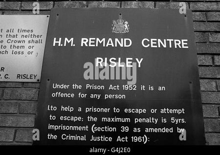 PA NEWS PHOTO 1/5/89 UNE PHOTO DE LA BIBLIOTHÈQUE DE L'EXTÉRIEUR DU CENTRE DE RISLEY REMAND À WARRINGTON, LANCASHIRE Banque D'Images