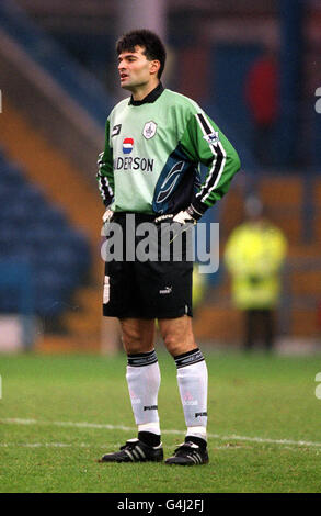 Sheffield Wednesday le gardien de but Pavel Srnicek en action pendant le match de Premiership contre le comté de Derby à Hillborough. Banque D'Images