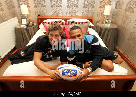 Rugby Union - Glasgow Warriors et Edinburgh Rugby sponsoring Announcement - Hotel du vin.Le joueur d'Édimbourg Mark Robertson (à gauche) et le joueur des Glasgow Warriors Dave McCall à l'intérieur de l'Hôtel du vin à Glasgow. Banque D'Images