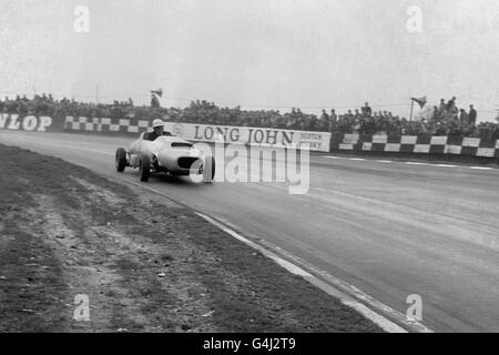 Courses automobiles - Chris Lawrence.Chris Lawrence, pilote et mécanicien de Motor Racing, derrière le volant de la voiture expérimentale Deep Sanderson 105 monoplace à moteur double. Banque D'Images