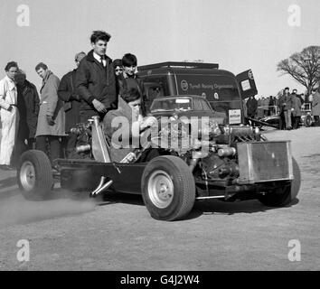 Chris Lawrence, pilote et mécanicien de Motor Racing, derrière le volant de la voiture expérimentale Deep Sanderson 105 monoplace à moteur double. La voiture est équipée de deux moteurs Downton Cooper de 1137 cm3 montés pour et à l'arrière du conducteur, ce qui permet d'atteindre un total de 214 ch dans une voiture pesant moins de huit centièmes de poids. Dans sa forme actuelle, le Deep Sanderson est basé sur un châssis constitué pour la montée en pente. Banque D'Images