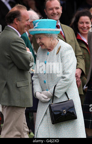 La reine Elizabeth II assiste au rassemblement de Braemar à Braemar. Banque D'Images