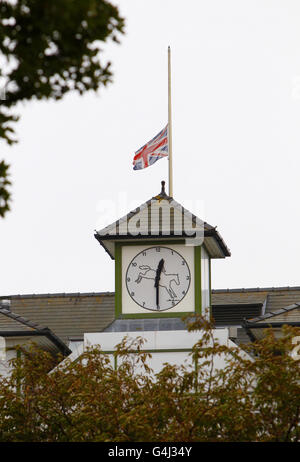 Un drapeau sur le Queen Mother Stand vole en Berne à l'hippodrome d'Aintree. Banque D'Images