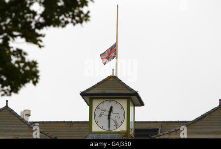 Un drapeau sur le Queen Mother Stand vole en Berne à l'hippodrome d'Aintree. Banque D'Images