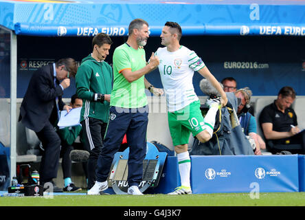 République d'Irlande gestionnaire adjoint Roy Keane (à gauche) parle avec Robbie Keane avant qu'il est substitué au cours de l'UEFA Euro 2016, Groupe E match au stade de Bordeaux, Bordeaux. Banque D'Images