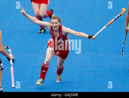La société britannique Helen Richardson-Walsh célèbre marquant leur deuxième but lors du match de poule entre l'Argentine et la Grande-Bretagne lors de la première journée de la FIH Women's Champions trophy au Queen Elizabeth Olympic Park, Londres. ASSOCIATION DE PRESSE Photo. Photo date : Samedi 18 Juin, 2016. Voir l'ACTIVITÉ DE HOCKEY Histoire de Londres. Crédit photo doit se lire : Paul Harding/PA Wire. RESTRICTIONS : usage éditorial uniquement, pas d'utilisation commerciale sans autorisation préalable, veuillez contacter PA Images pour plus de renseignements : Tél :  +44 (0) 115 8447447. Banque D'Images