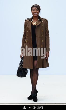 Denise Lewis arrive pour le spectacle de la passerelle Burberry, pendant la London Fashion week, à Kensington Gardens, Kensington Gore, SW7. Banque D'Images