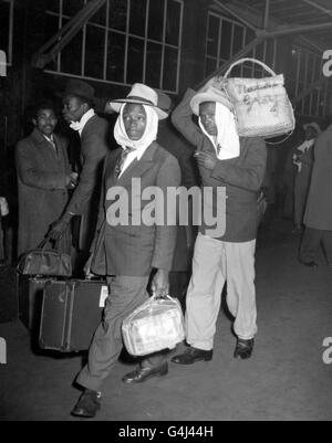 Avec des têtes étouffées contre le froid, des hommes de Jamaïque arrivent à Victoria Station, Londres, à la recherche d'emplois et quelque part pour vivre. Ils étaient parmi les 400 Jamaïcains, qui avaient atterri à Folkestone après avoir voyagé à travers l'Europe. Banque D'Images