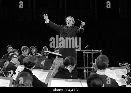 PA NEWS PHOTO 3/3/69 UN FICHIER DE BIBLIOTHÈQUE PHOTO DU CHEF SIR JOHN BARBIROLLI QUI A MENÉ UNE RÉPÉTITION AU ROYAL ALBERT HALL DE LONDRES SUR LA REPRÉSENTATION DU REQUIEM DE VERDI EN PRÉSENCE DE LA REINE POUR MARQUER LE CENTENAIRE DE LA NAISSANCE DE SIR HENRY WOOD, LE CHEF D'ORCHESTRE QUI A FONDÉ LES CONCERTS DE PROMENADE Banque D'Images